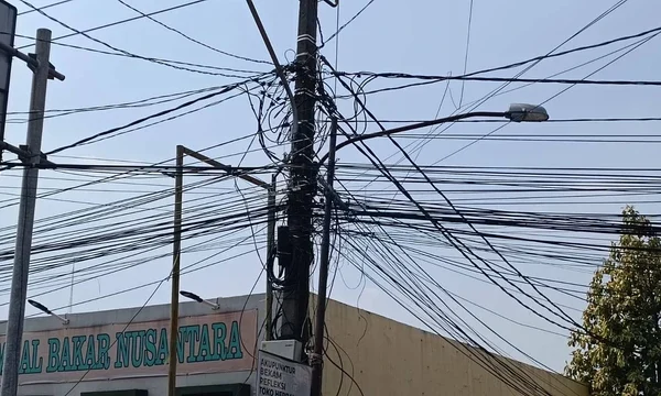 Begini Penampakan Kabel Semrawut di Jakarta Selatan yang Bikin Warga Khawatir