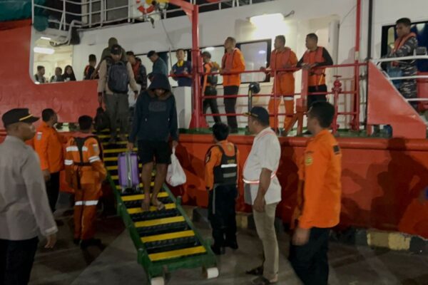 Evakuasi Penumpang Kapal Kandas di Perairan Konawe